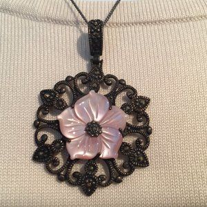 EUC Vintage Pink Flower Pendant Necklace, 16"